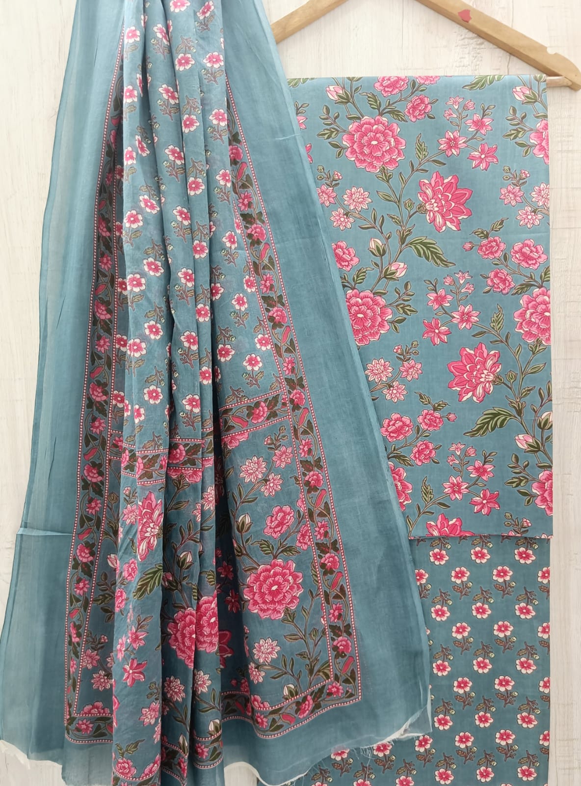 ELEGANT AND BLOCK PRINT PURE COTTON SUIT WITH COTTON MULMUL DUPATTA(MALYS329)