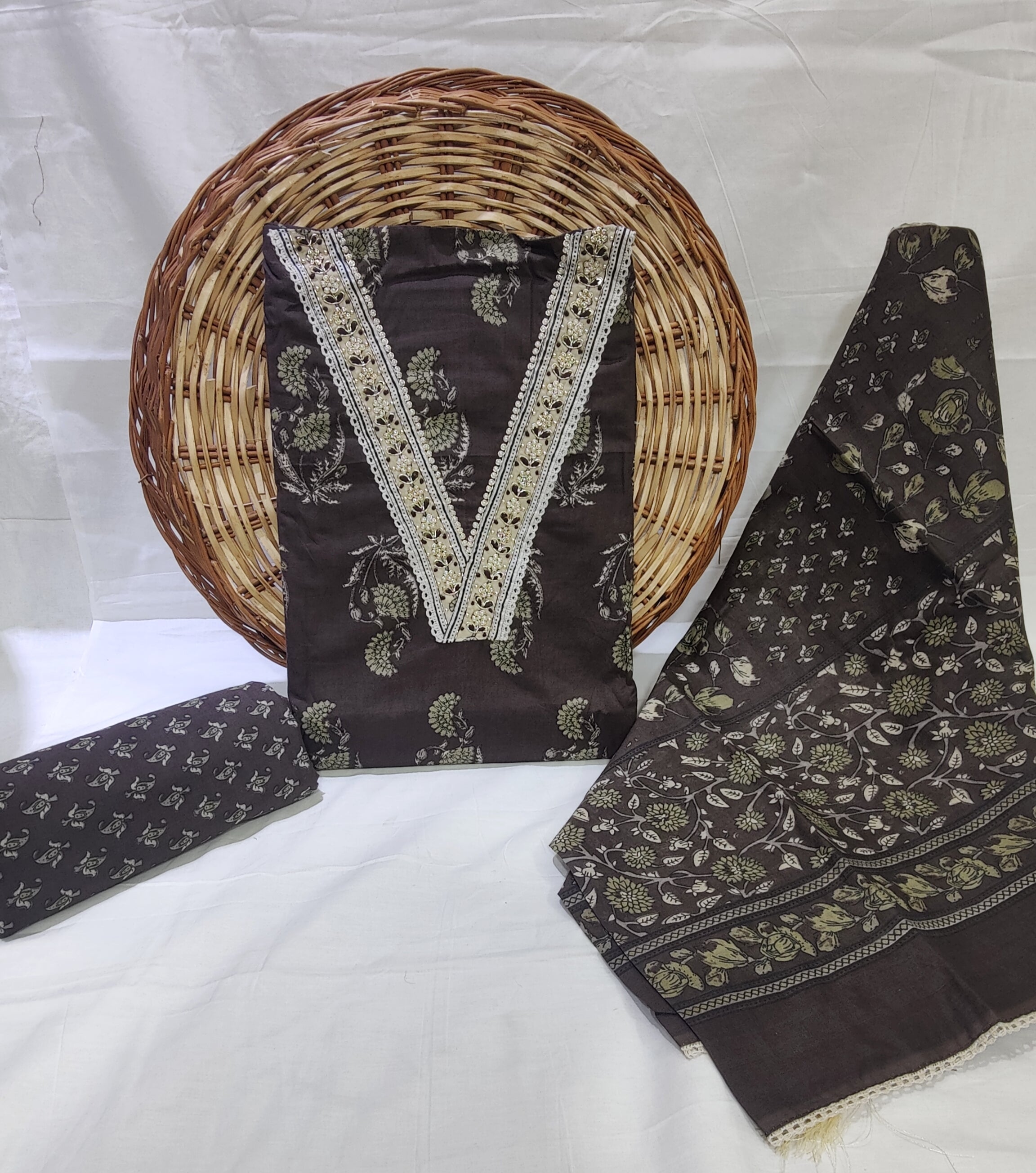 SANGANERI PRINT COTTON SUIT MATERIAL WITH MULMUL DUPATTA GOTTA NECK WORK (GOTAYS128)