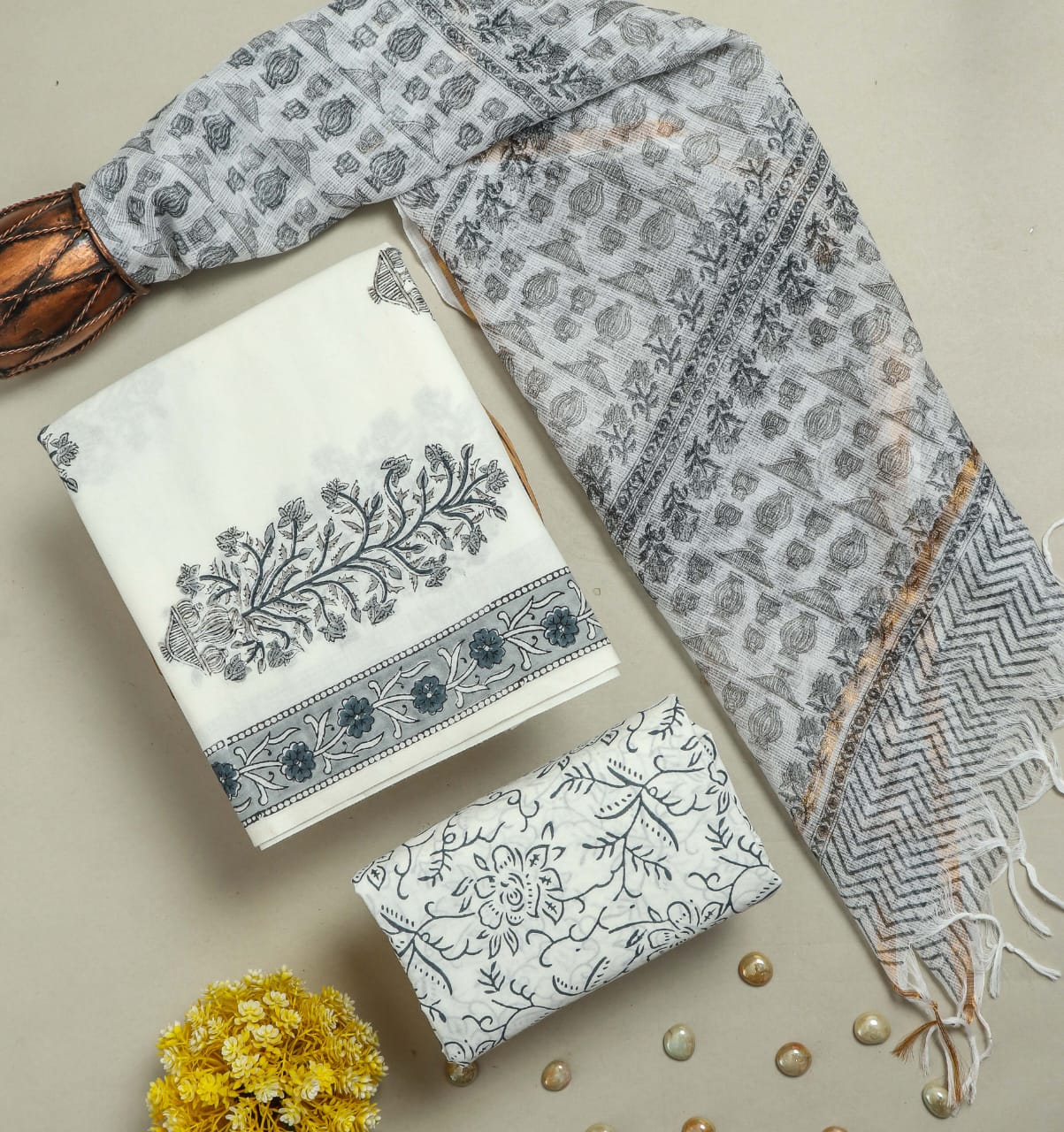 APPEALING FLORAL HAND BLOCK PRINT COTTON SUIT WITH KOTA DORIA DUPATTA (3CKDYS254)