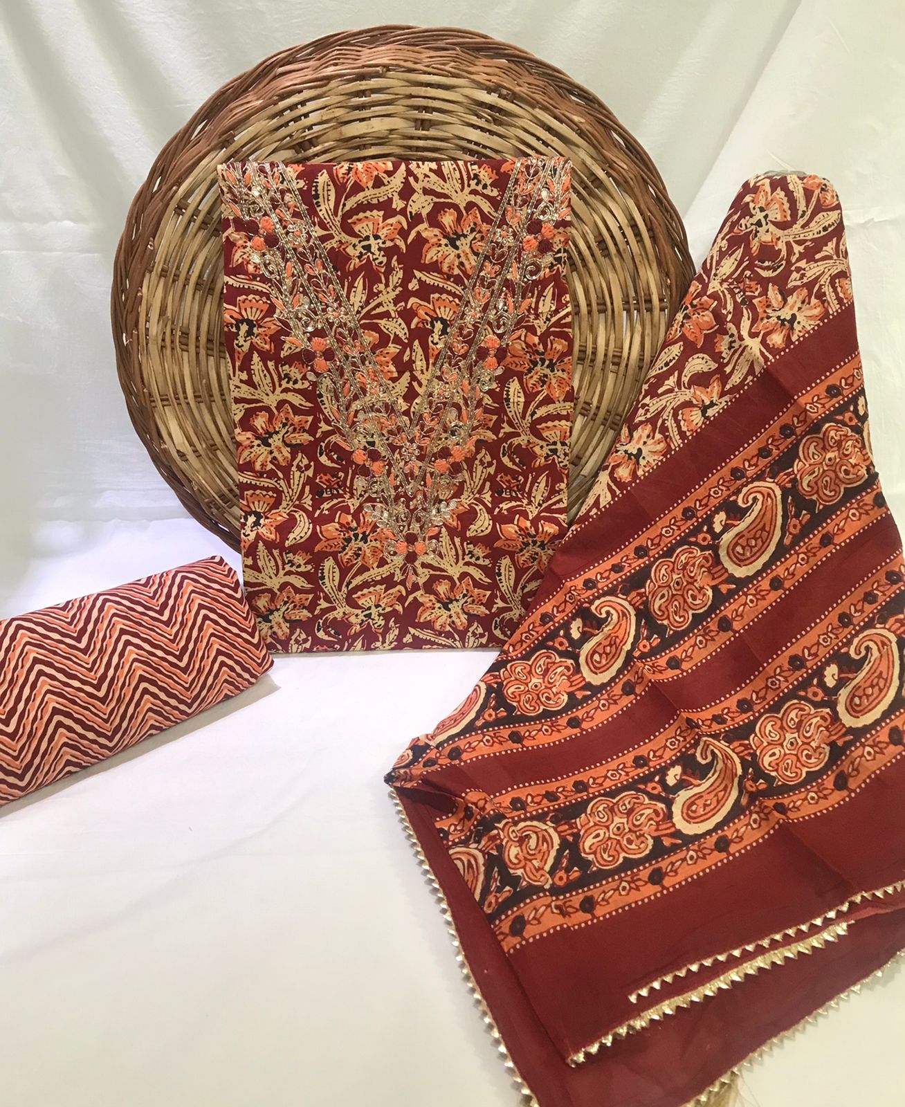 SANGANERI PRINT COTTON SUIT MATERIAL WITH MULMUL DUPATTA NECK WORK (GOTAYS122