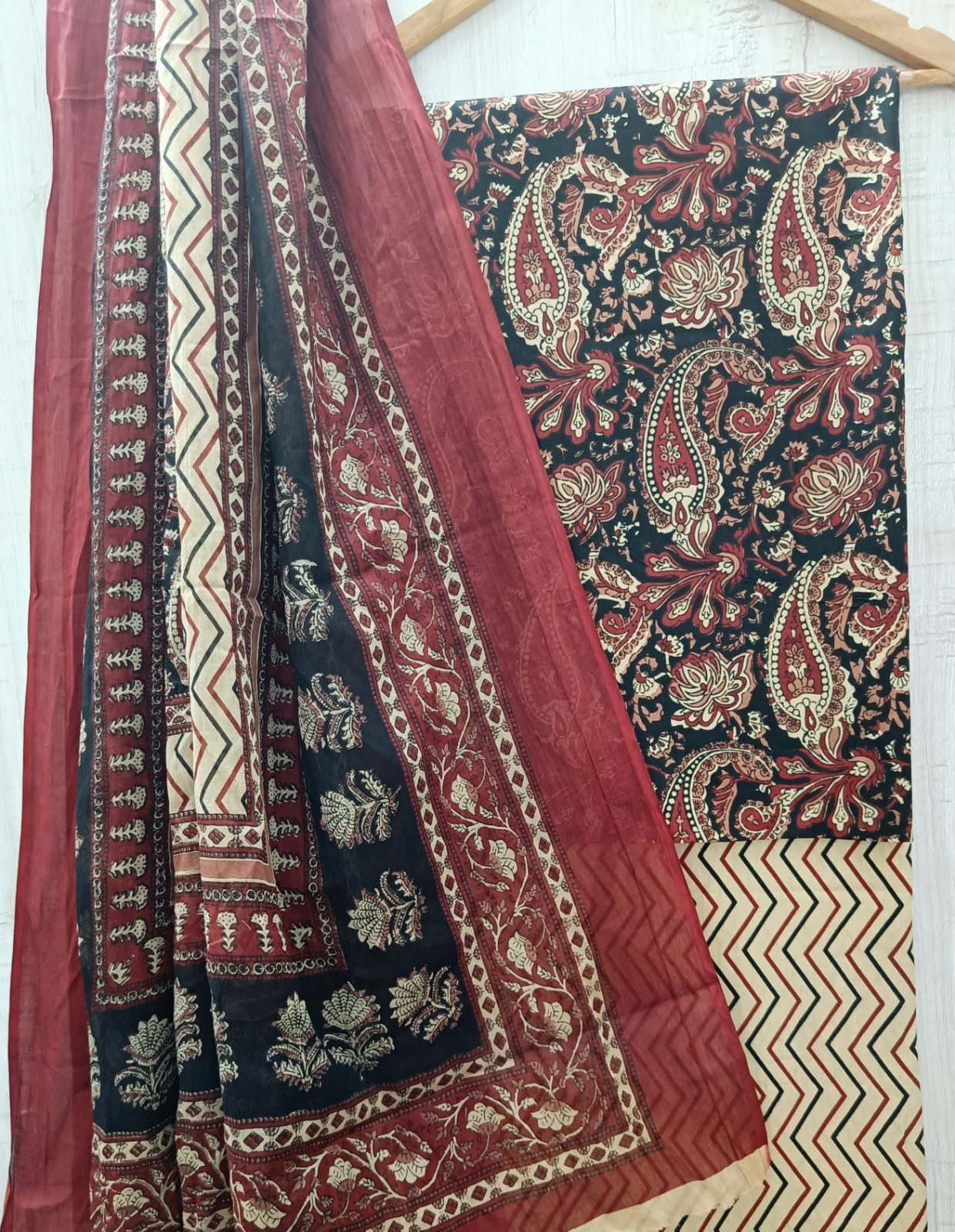 ELEGANT AND BLOCK PRINT PURE COTTON SUIT WITH COTTON MULMUL DUPATTA (MALYS176)