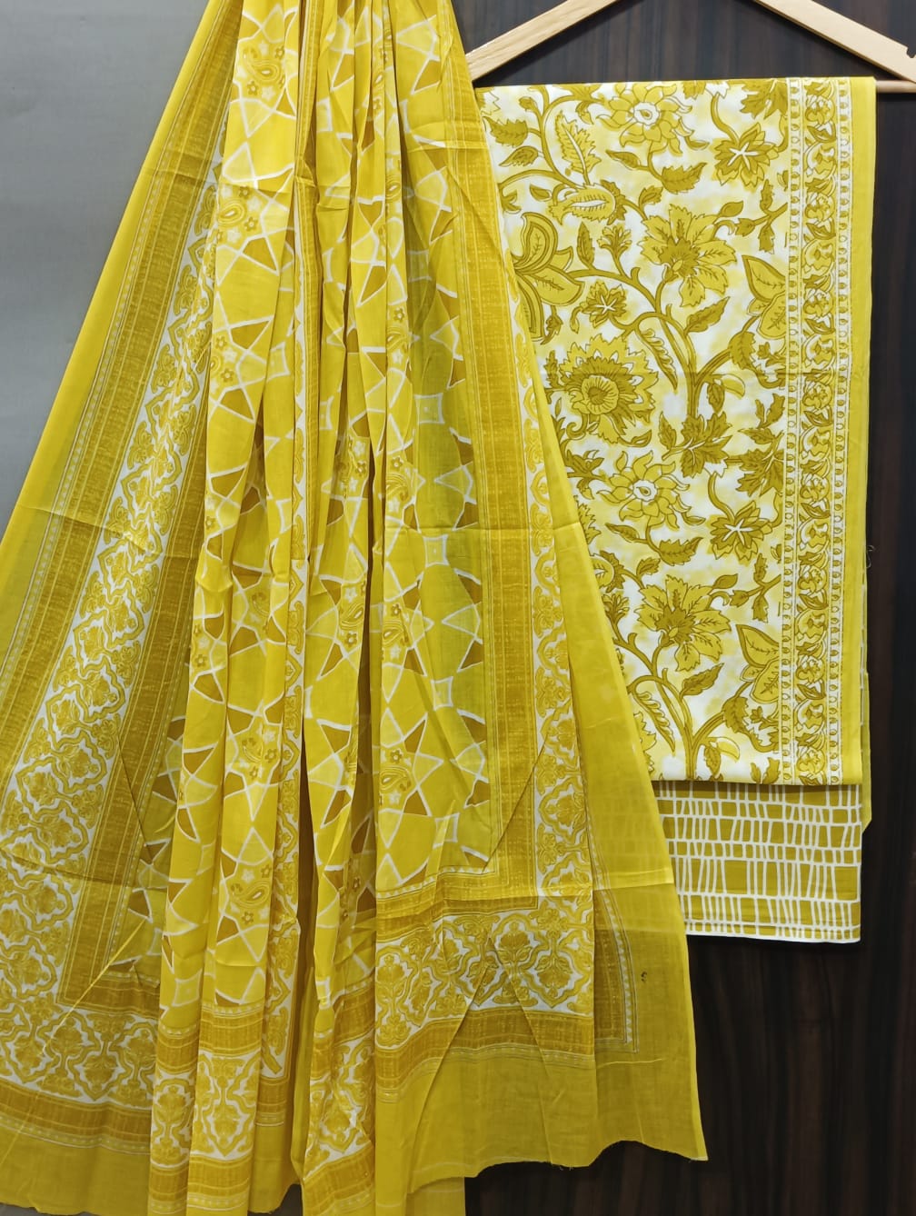 TRADITIONAL COTTON SUIT WITH MULMUL DUPPTA (MALYS279)