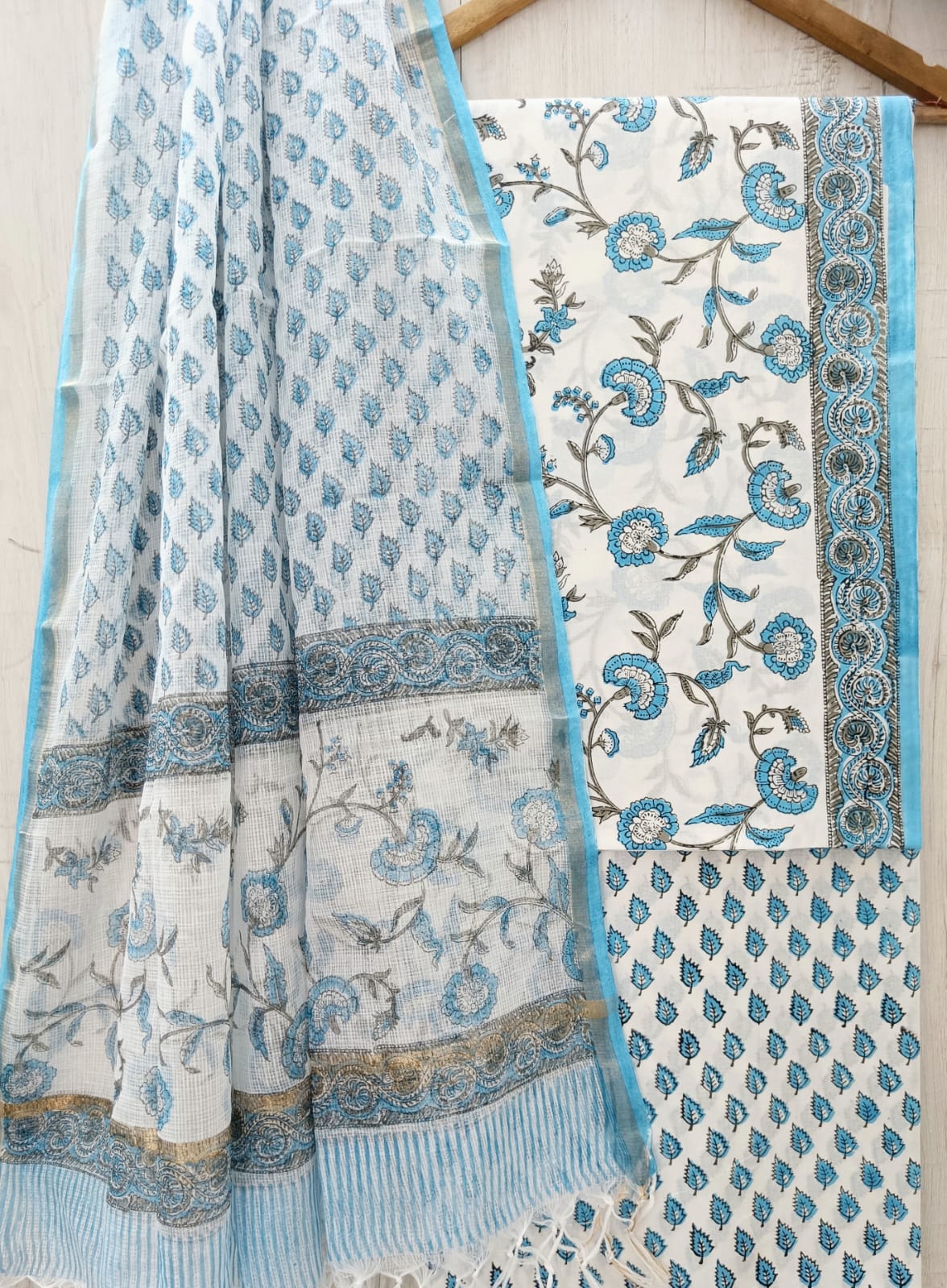APPEALING FLORAL HAND BLOCK PRINT PURE COTTON SUIT WITH DORIA DUPATTA(3CKDYS174)