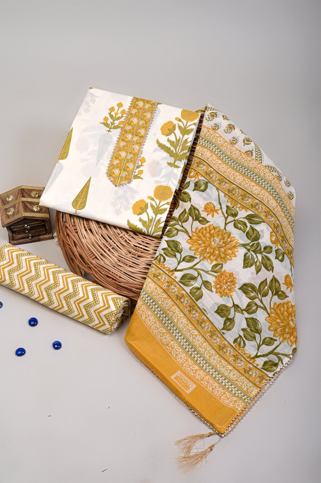 SANGANERI PRINT COTTON SUIT MATERIAL WITH  MULMUL DUPATTA  NECK WORK (GOTAYS141)