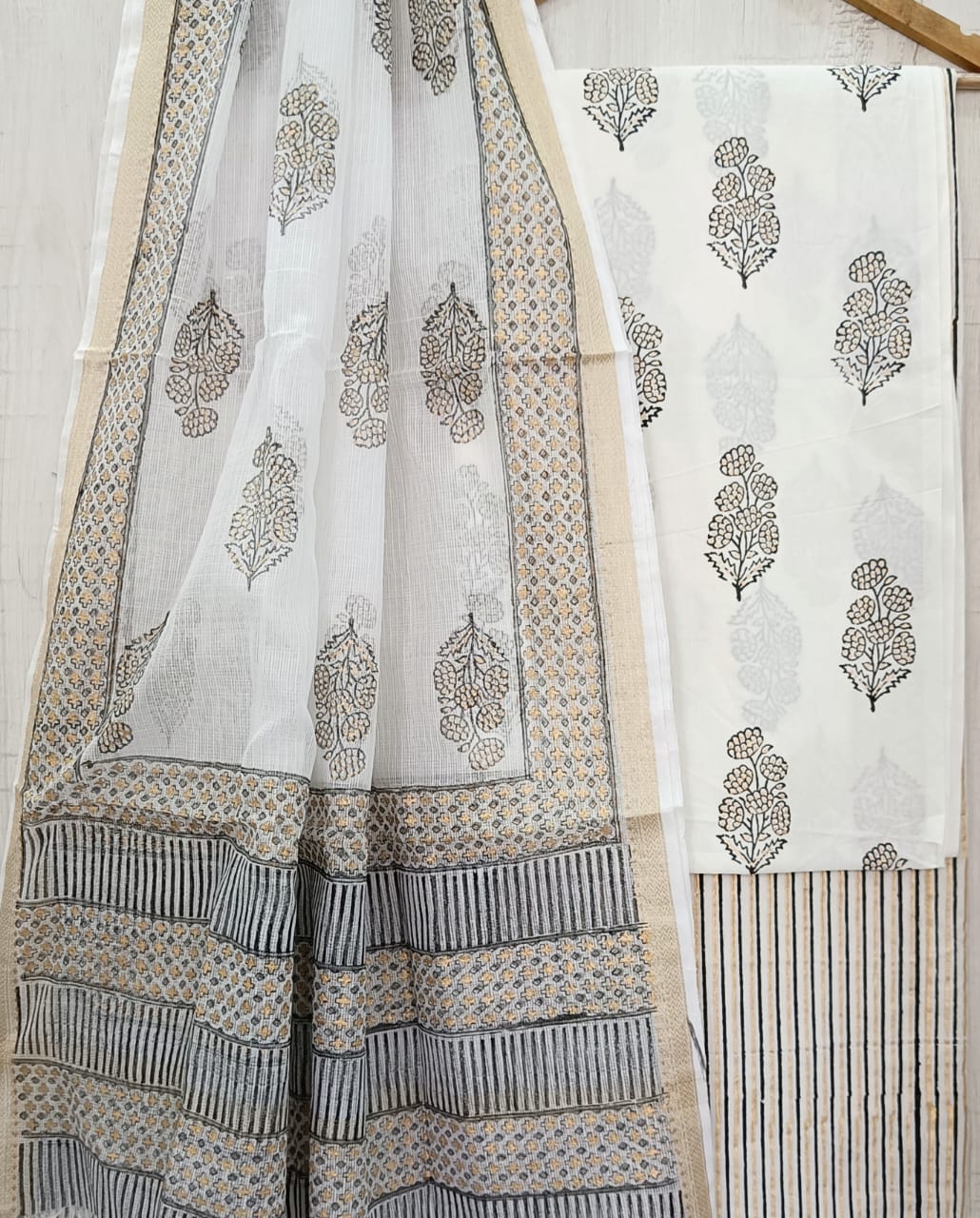 APPEALING FLORAL HAND BLOCK PRINT PURE COTTON SUIT WITH DORIA DUPATTA(3CKDYS192)