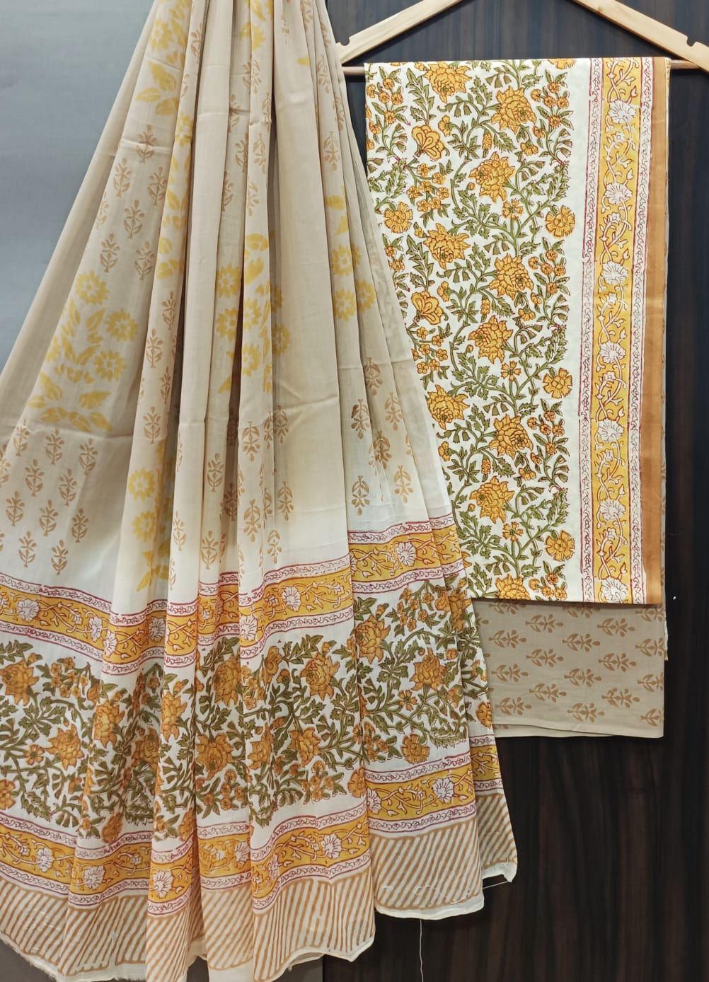ELEGANT AND BLOCK PRINT PURE COTTON SUIT WITH COTTON MULMUL DUPATTA(MALYS140)